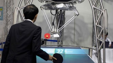 Robots japoneses presumen de su lado utilitario