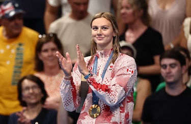 Con 17 años de edad, la canadiense Summer McIntosh rompe récord olímpico en los 200 metros mariposa