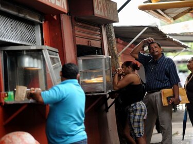 Posponen traslado de los quioscos 'cuara y cuara'