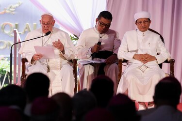 El papa celebró misa para 100,000 personas en Yakarta e instó a construir un mundo de paz
