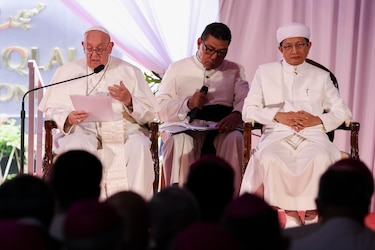 El papa celebró misa para 100,000 personas en Yakarta e instó a construir un mundo de paz