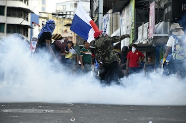 Enfrentamientos en las inmediaciones de la Asamblea Nacional; vandalizaron un local comercial