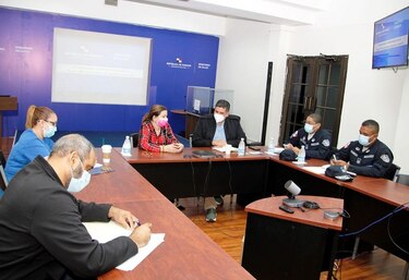 Ministra Rosario Turner, en reunión con asesores; esta tarde harán un anuncio al país 
