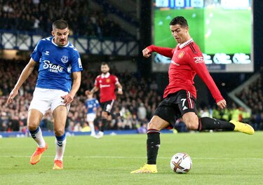 Dos goles con historia levantan al Manchester United; Cristiano llega a 700 goles a nivel de clubes