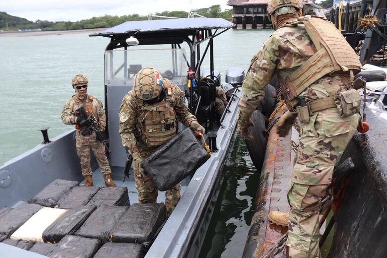 Decomisan cerca de 13.5 toneladas de droga en aguas del Pacífico panameño; la carga está valorada en $2 millones