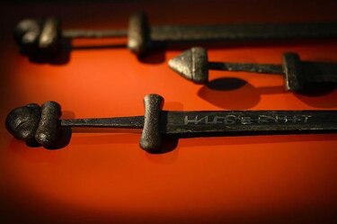 Descubren en Finlandia una espada vikinga milenaria