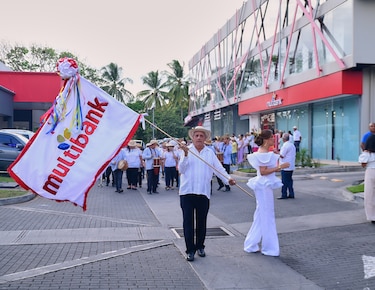 Multibank celebra el Desfile de las Mil Polleras y muestra su nuevo modelo de sucursal en Las Tablas