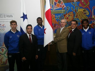 Juegos Olímpicos: Delegación nacional juvenil recibe pabellón nacional