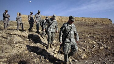 Pentágono levanta prohibición a personas transgénero en filas militares de EU