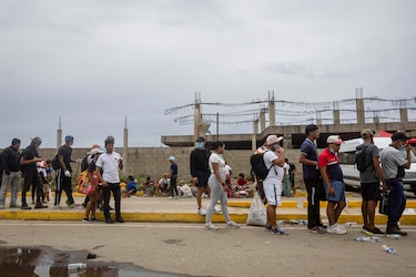 La Guaira, los intentos de recuperar cuerpos entre excavadoras y largas filas de comida