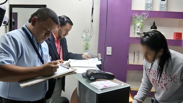 Intervienen salón de belleza y local de venta de celulares por envío ilícito de dinero