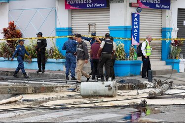 Una avioneta cae en una transitada calle de Guayaquil y deja dos muertos