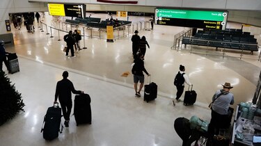 La OMS advierte que prohibición de viajar no evitará propagación internacional de variante Ómicron