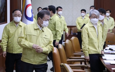 Aumentan muertes por coronavirus en EU, y hay menos casos en China