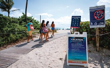Turistas se vacunan en Miami Beach