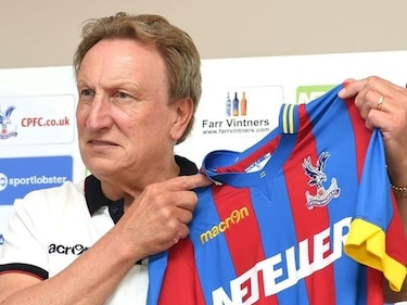 Crystal Palace despide al técnico Neil Warnock