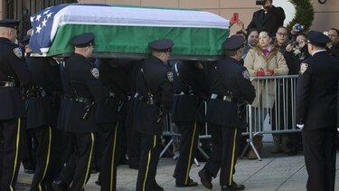 Miles de policías despiden a uno de los agentes asesinados en Nueva York