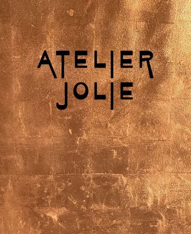 Angelina Jolie se lanza al diseño de moda sostenible con Atelier Jolie