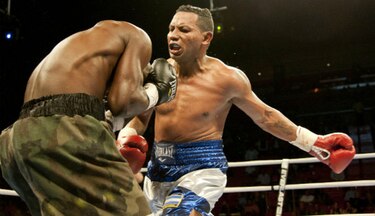 Ricardo Mayorga se pasa de la raya con la novia de Shane Mosley