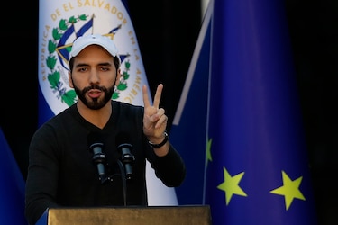 Bukele desvió un préstamo del BCIE para convertir a bitcoin en moneda nacional