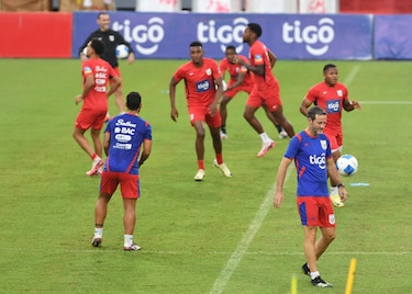 Thomas Christiansen confirma las bajas de José Córdoba y Erick Davis