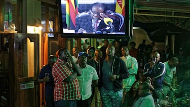 Presidente de Zimbabue se aferra al poder