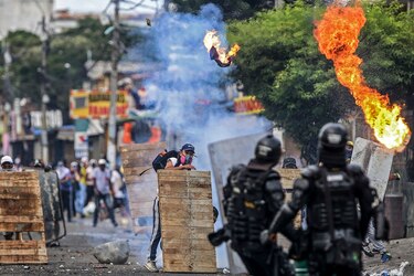 Una reforma tributaria que aprieta a la clase media y aviva protestas en Colombia