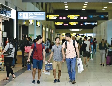 Proponen impuesto a pasajeros en tránsito