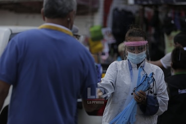 Reparten pantallas faciales en la 5 de Mayo; buscan reducir el riesgo de Covid-19 en el transporte público
