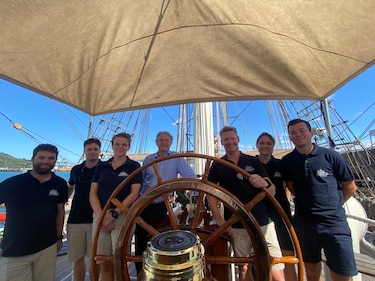 Stad Amsterdam: un barco, varias banderas, cientos de corazones