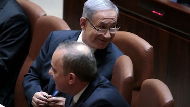 Gobierno israelí toma juramento tras un comienzo difícil