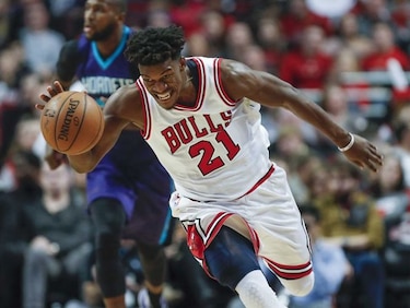 Butler se luce y guía a los Bulls en triunfo sobre los Hornets