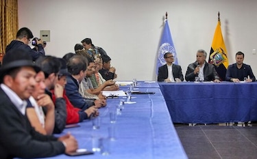 Moreno e indígenas negocian para resolver crisis en Ecuador; piden destitución de dos ministros