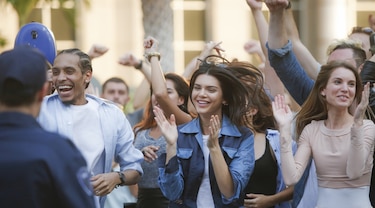 Critican en redes anuncio de Pepsi con Kendall Jenner