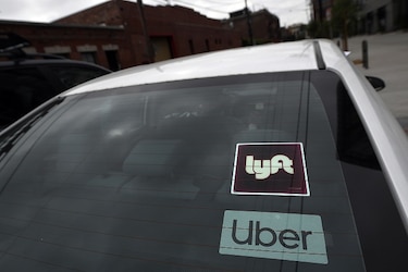 Conductores de Uber y Lyft en California deberán ser empleados con beneficios
