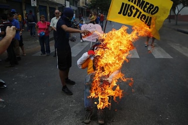 Manifestantes se enfrentan a la policía; queman efigies de Maduro en Venezuela