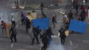 Gobierno electo de Colombia considera eliminar la cuestionada fuerza policial antidisturbios