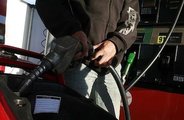 Este viernes bajan los precios de los combustibles