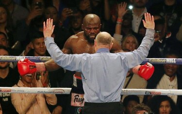 Joshua vence a Takam y retiene títulos de peso completo
