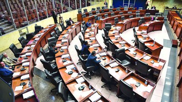 Gritos, insultos y reclamos en el pleno de la Asamblea