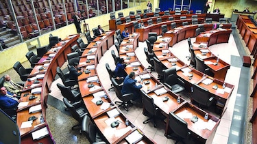 Gritos, insultos y reclamos en el pleno de la Asamblea