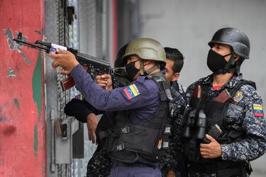 ‘¡Fue como una guerra!’: policía ocupa barriada de Caracas tras días de choques con criminales