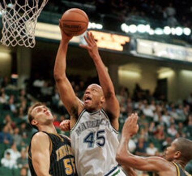 Muere Sean Rooks, exjugador de la NBA y asistente de los 76ers
