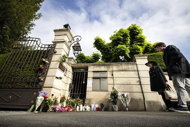 Fans de Tina Turner homenajean con flores y velas a la reina del rock