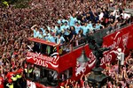 Una marea rojiblanca de personas homenajea al campeón de la Supercopa