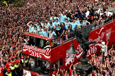 Una marea rojiblanca de personas homenajea al campeón de la Supercopa