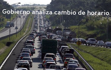 Ministros analizan este miércoles cambio de horario a 200 mil empleados públicos para mejorar el tráfico