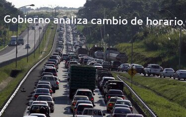 Ministros analizan este miércoles cambio de horario a 200 mil empleados públicos para mejorar el tráfico