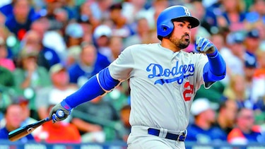Adrián González se convierte en agente libre