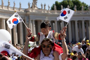 El papa celebra misa para miles de niños y pide que recen para que no haya guerras